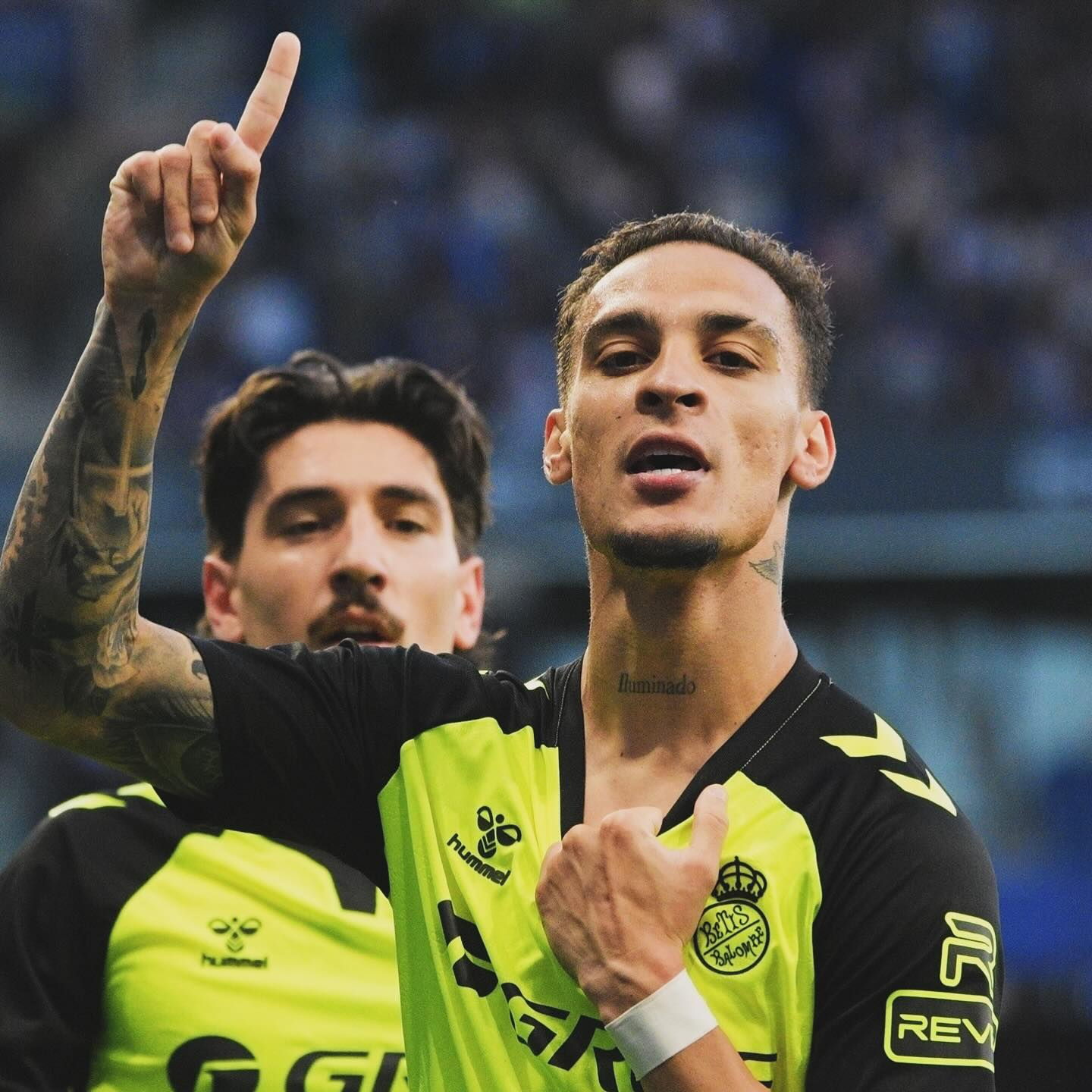Antony comemorando um gol
