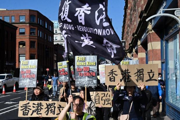 831五周年｜「No Temu」「No Tik Tok」　800港人曼城遊行籲本地人加入杯葛中資