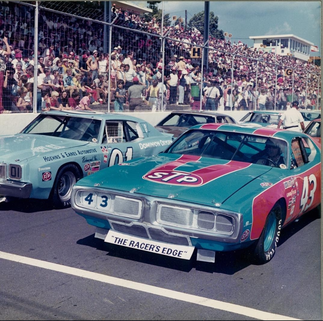 O carro 43 de Richard Petty na pista da NASCAR