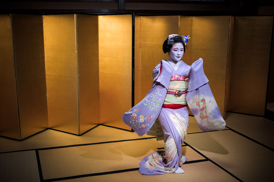 Taller profesional de fotografía de estudio de geishas en Kioto que muestra técnicas de iluminación avanzadas para la fotografía de vestidos tradicionales japoneses.
