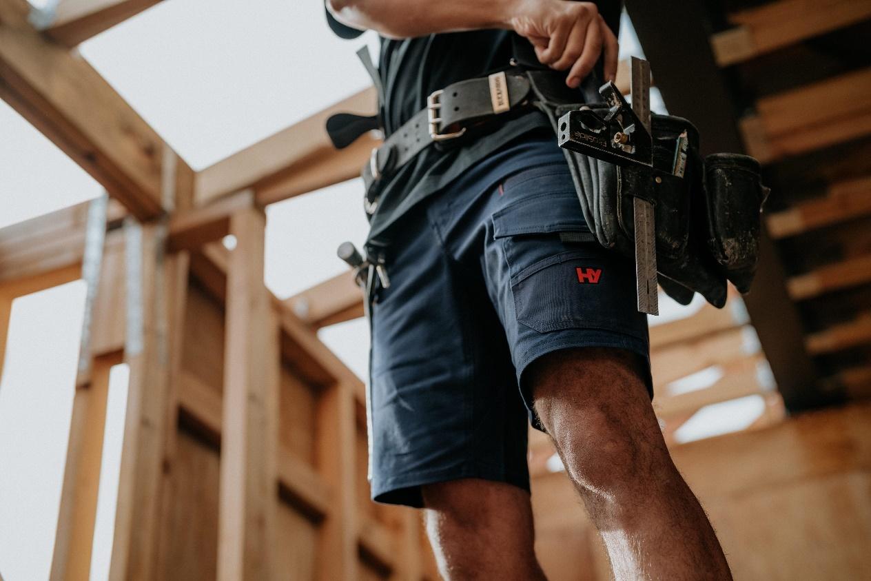 A person wearing a tool belt

Description automatically generated