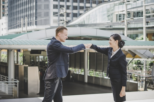How to Build Strong Relationships with Business Networking
