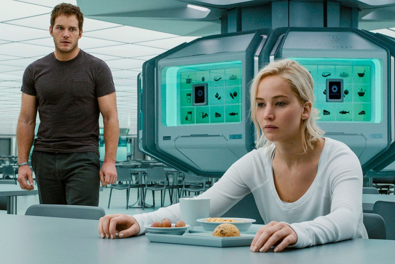 Chris Pratt y Jennifer Lawrence comiendo en el comedor de la nave de Passengers (2016).