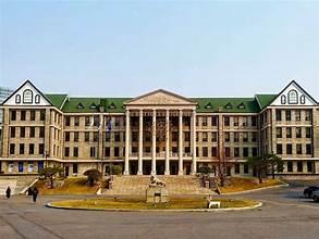 A large building with columns

AI-generated content may be incorrect.