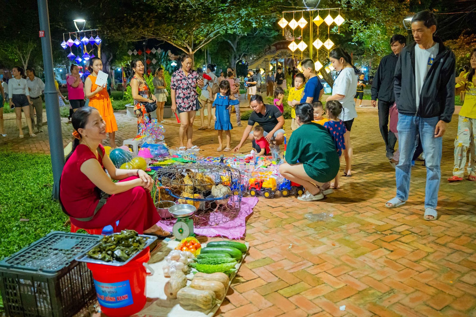 Chợ đêm Huế thường rất đông đúc vì thế bạn nên giữ gìn đồ cá nhân cẩn thận