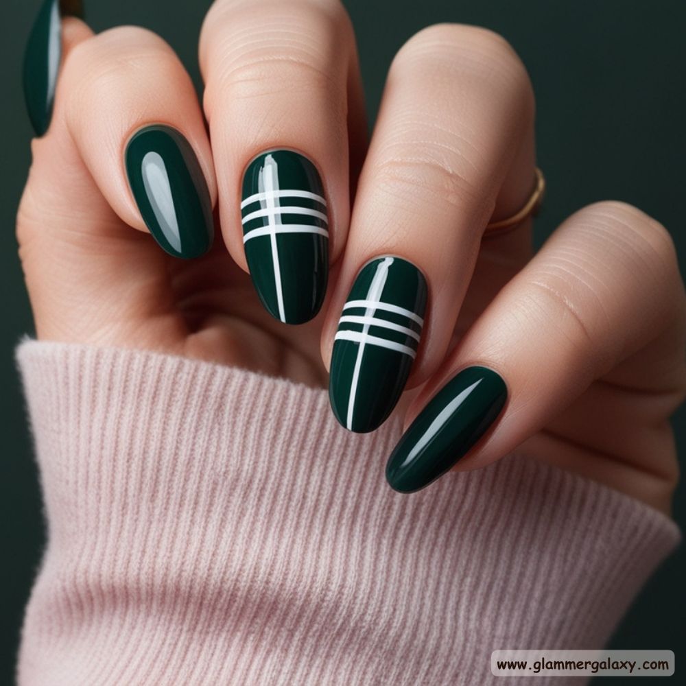 Winter and Fall Dark Green Nails having Minimalist Lines
