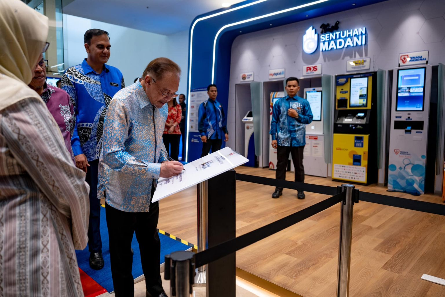 Kiosk Sentuhan MADANI ialah merupakan sistem kiosk digital yang menghimpunkan pelbagai perkhidmatan kerajaan di satu lokasi strategik untuk memudahkan akses orang ramai kepada perkhidmatan awam. 