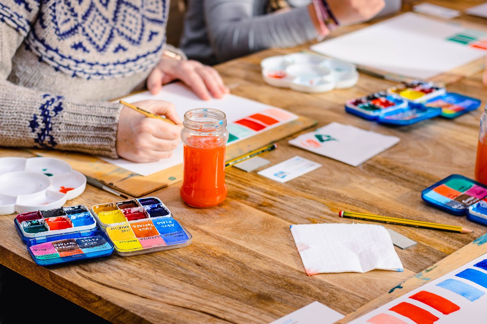 Workshop de pintura em aquarela. arte-terapia. aulas ou cursos de pintura. conceito de criatividade.