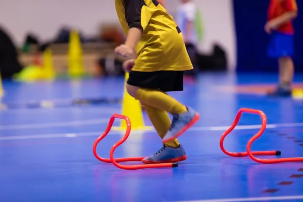 „Kind springt über Hürden beim Handballtrainin“