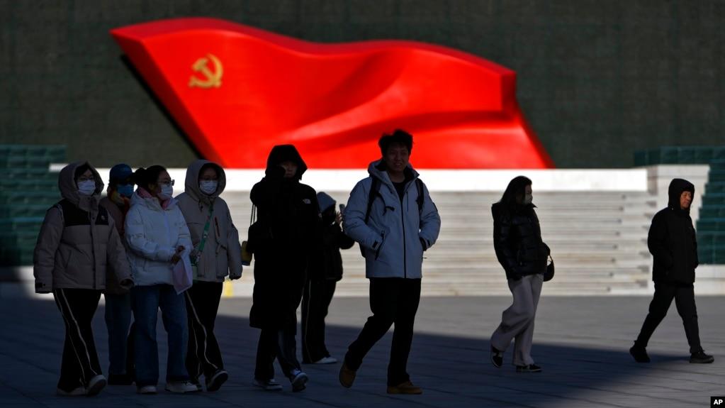 资料照片：人们走过北京中国共产党历史展览馆的中共党旗雕塑。(2025年1月14日)