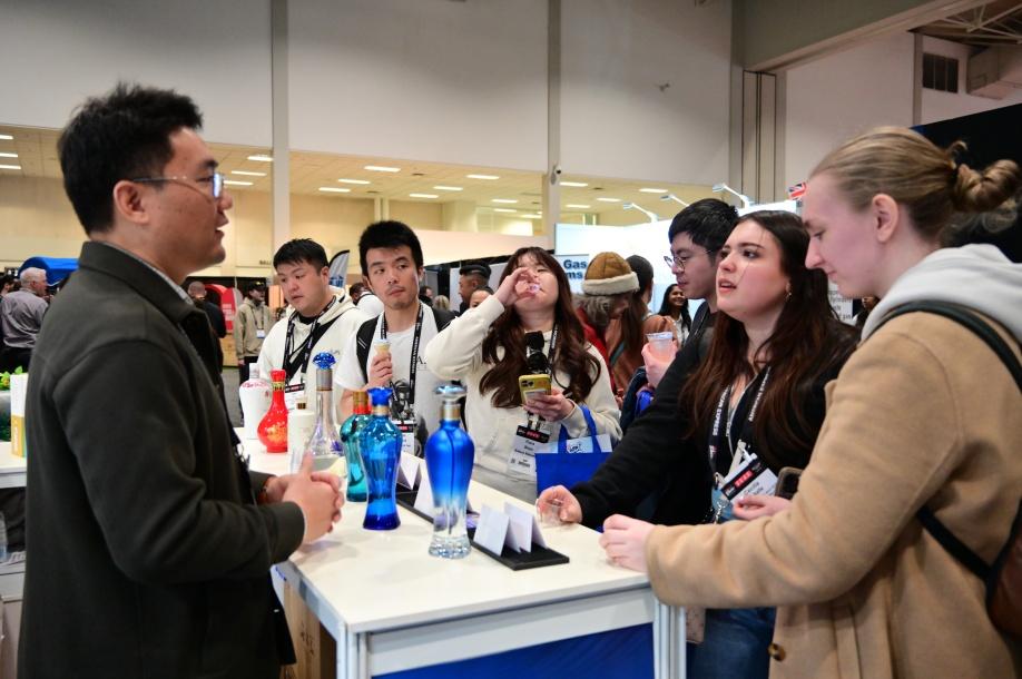 A group of people at a convention

Description automatically generated
