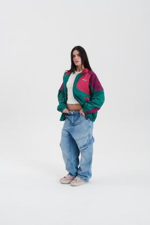 mulher com blusa verde e vermelho