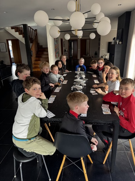 A group of kids sitting at a table
AI-generated content may be incorrect.