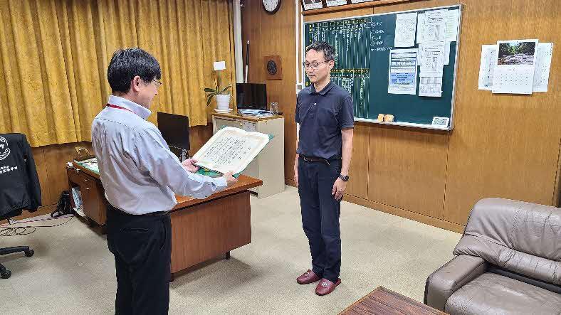 屋内, 人, 男, 部屋 が含まれている画像

AI によって生成されたコンテンツは間違っている可能性があります。
