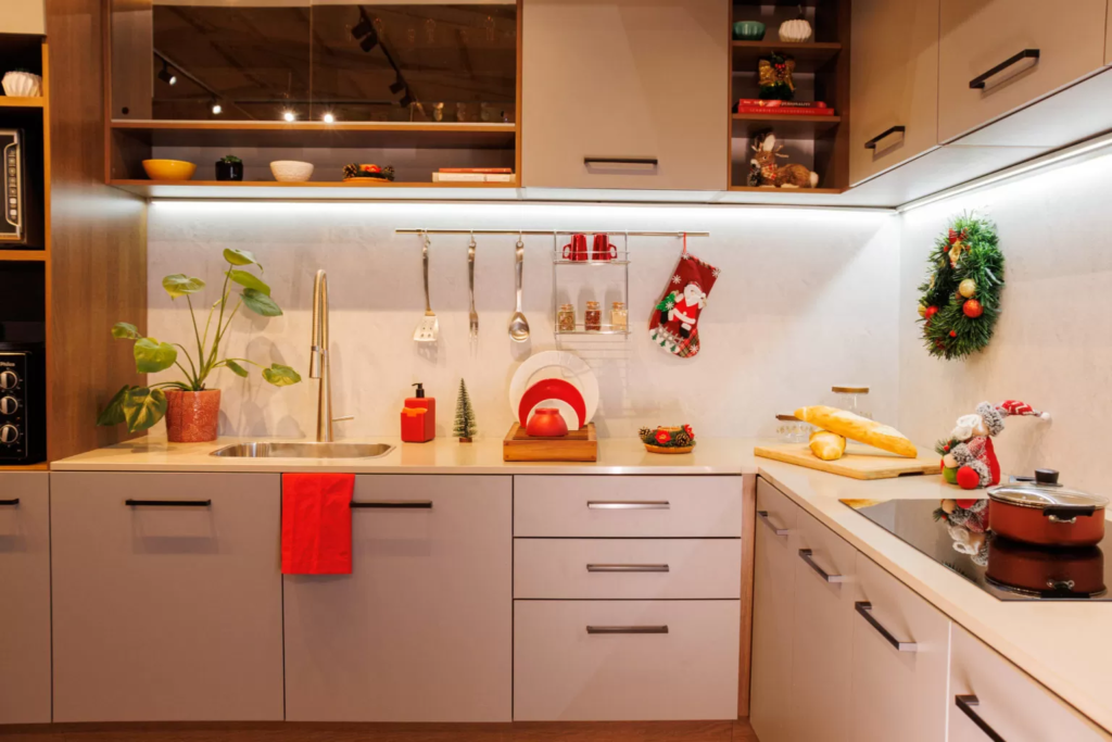 Balcão de cozinha Madesa, decorado com utensílios de cozinha na cor vermelha, enfeites e guirlandas.