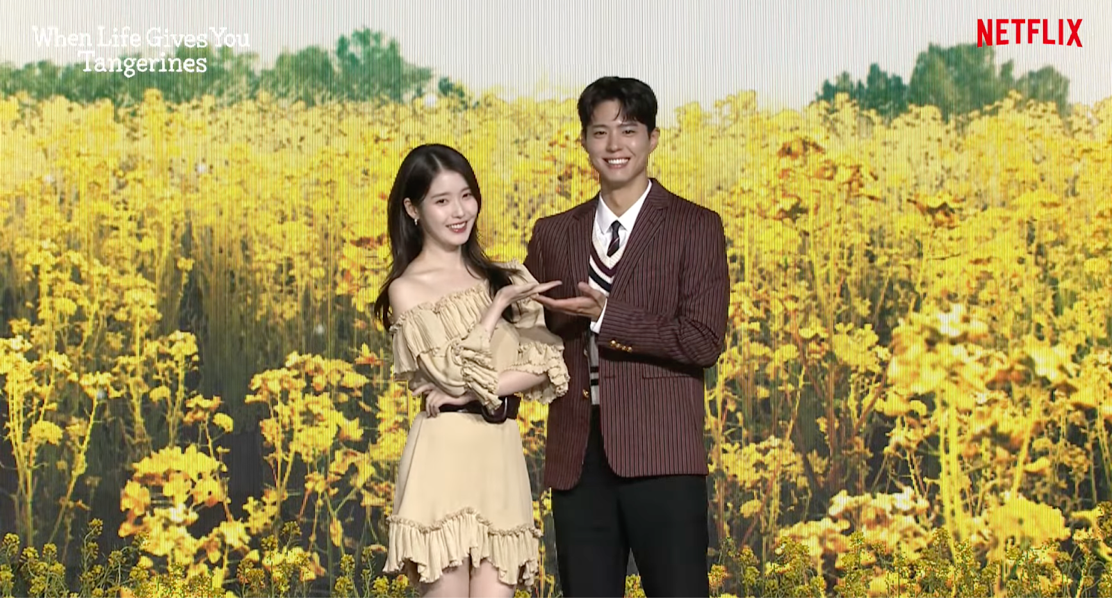 IU dan Park Bo-gum pada acara konferensi pers (5/3). (Foto: Netflix)