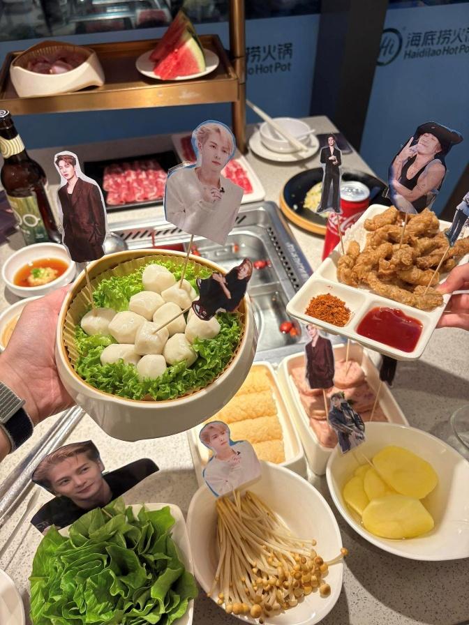 Có thể là hình ảnh về 1 người, nước xốt fondue và lẩu