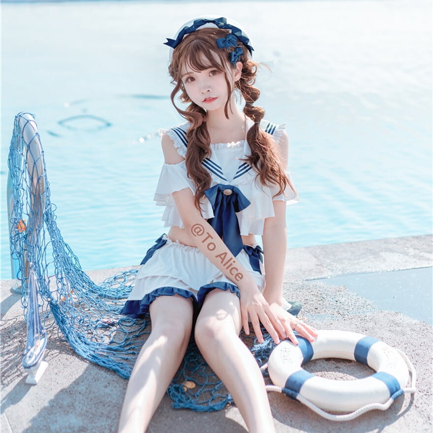 セーラー風の可愛いセパレート水着