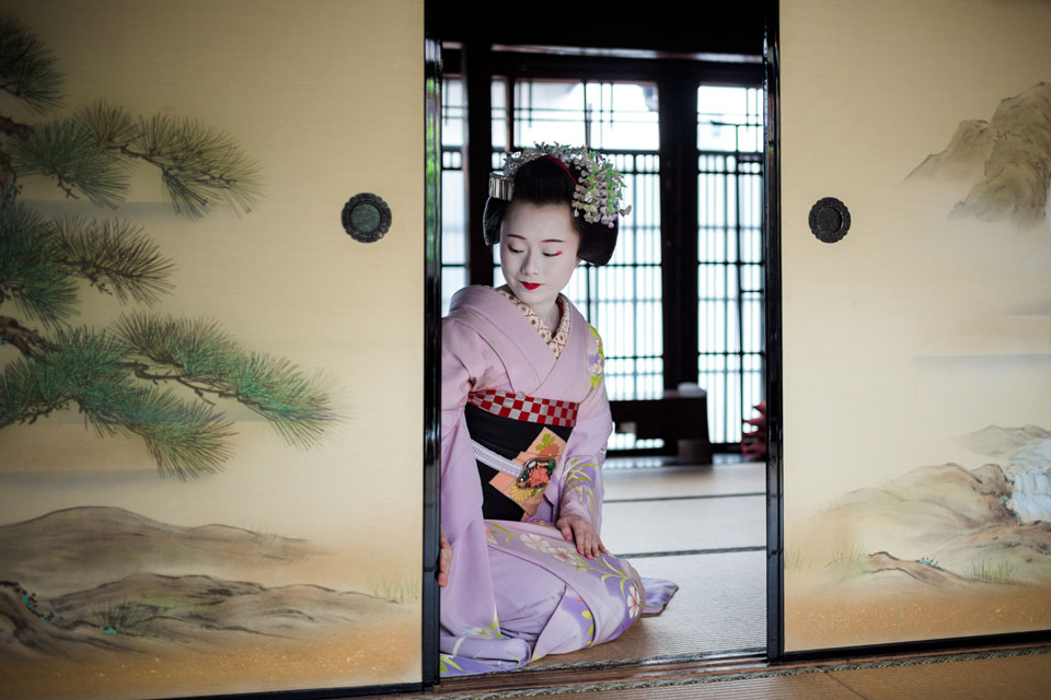 Configuración de iluminación de estudio para fotografía tradicional japonesa que demuestra equipos y técnicas profesionales para sesiones con kimono.