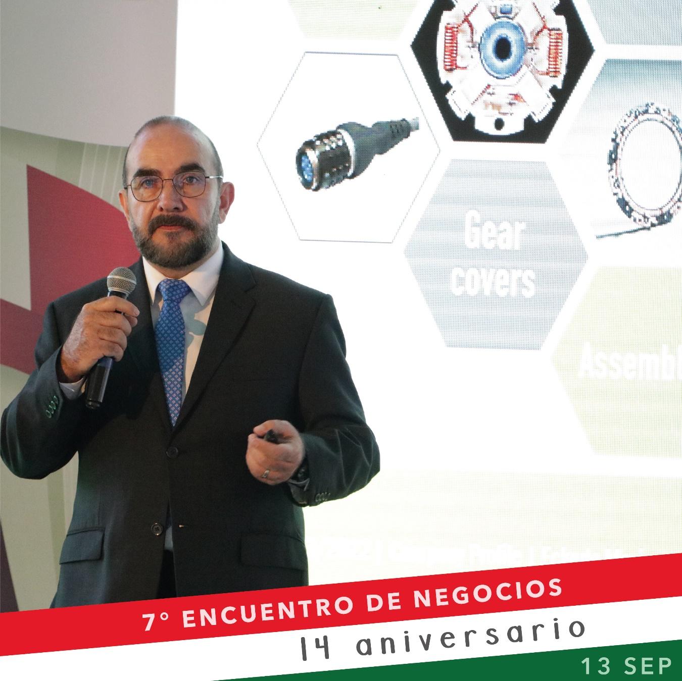 Un hombre con un traje de color negro con letras blancas

Descripción generada automáticamente con confianza media