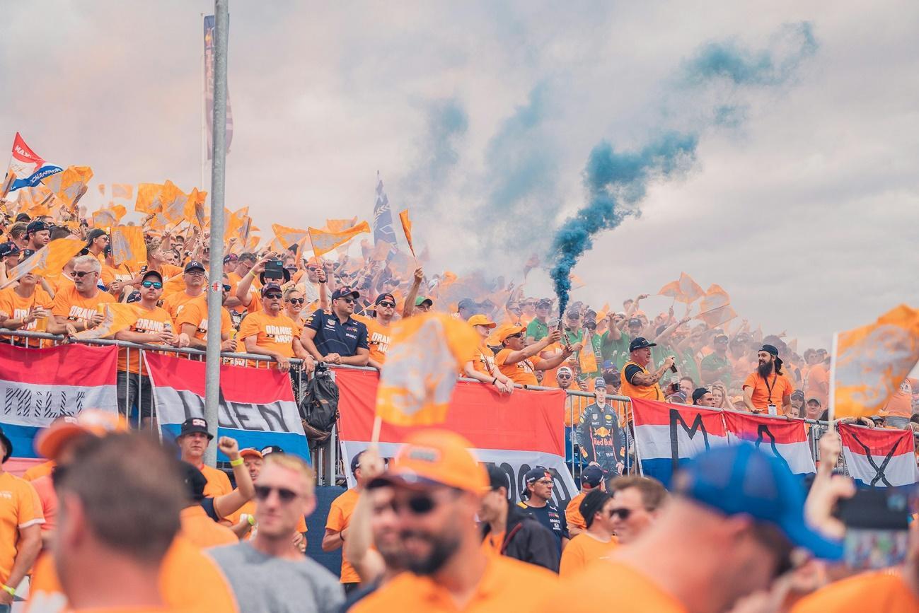 Una multitud de personas sosteniendo banderas