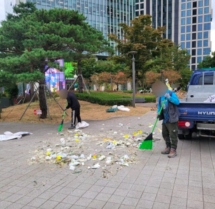 RIIZE fans clean protest wreaths 