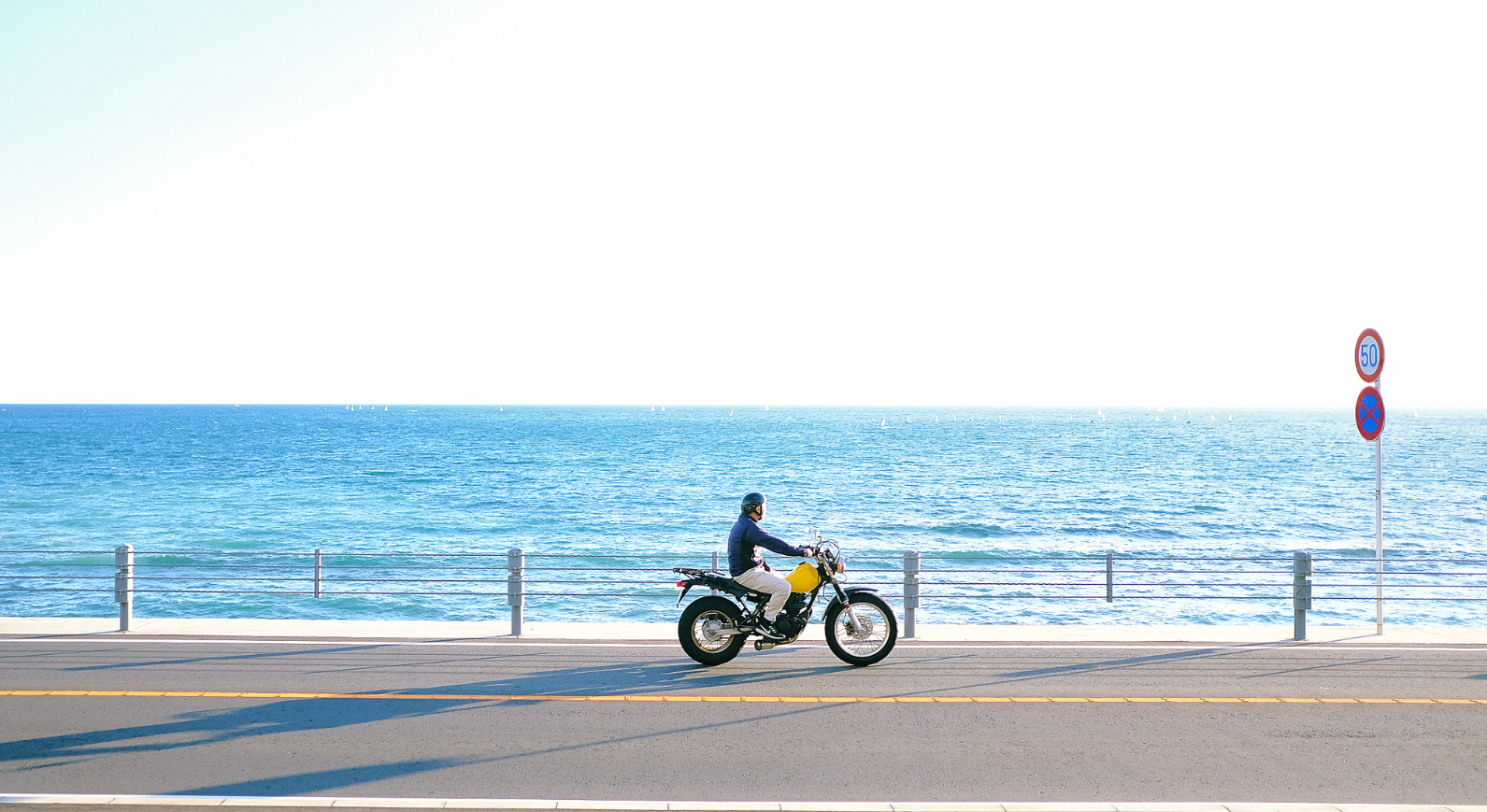 海の上を自転車で走る人

自動的に生成された説明