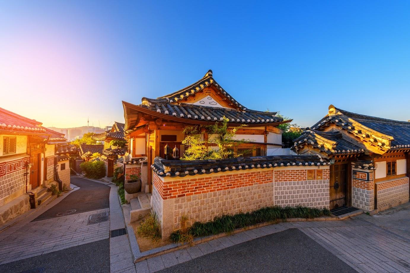 Khung cảnh yên bình của làng Bukchon Hanok với những ngôi nhà truyền thống Hanok hàng trăm năm tuổi