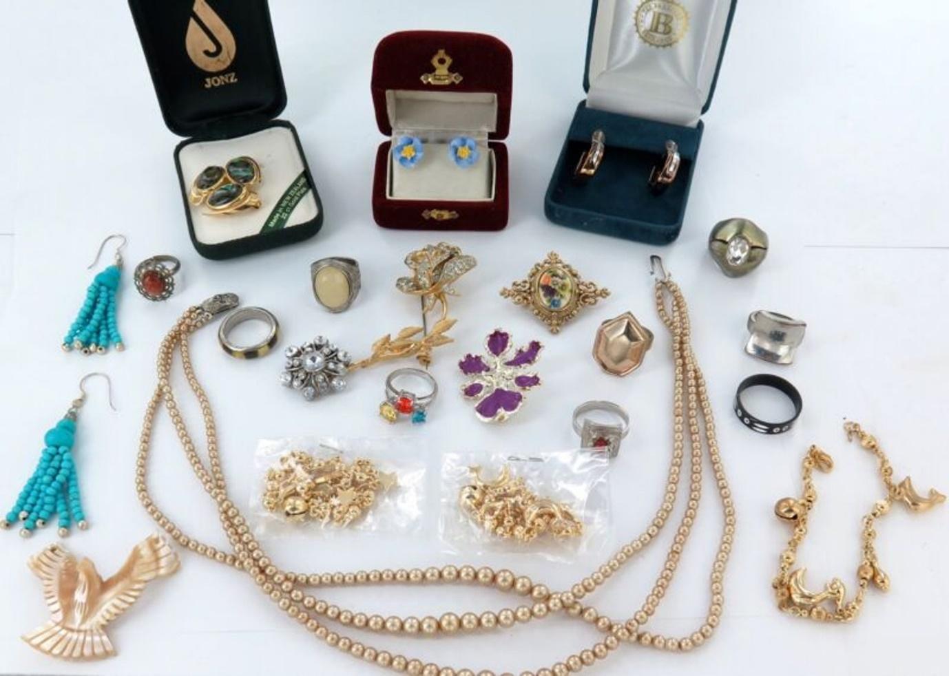 Excellent Lot Costume Jewellery. Good Resale Potential !! - Harrington & Co.