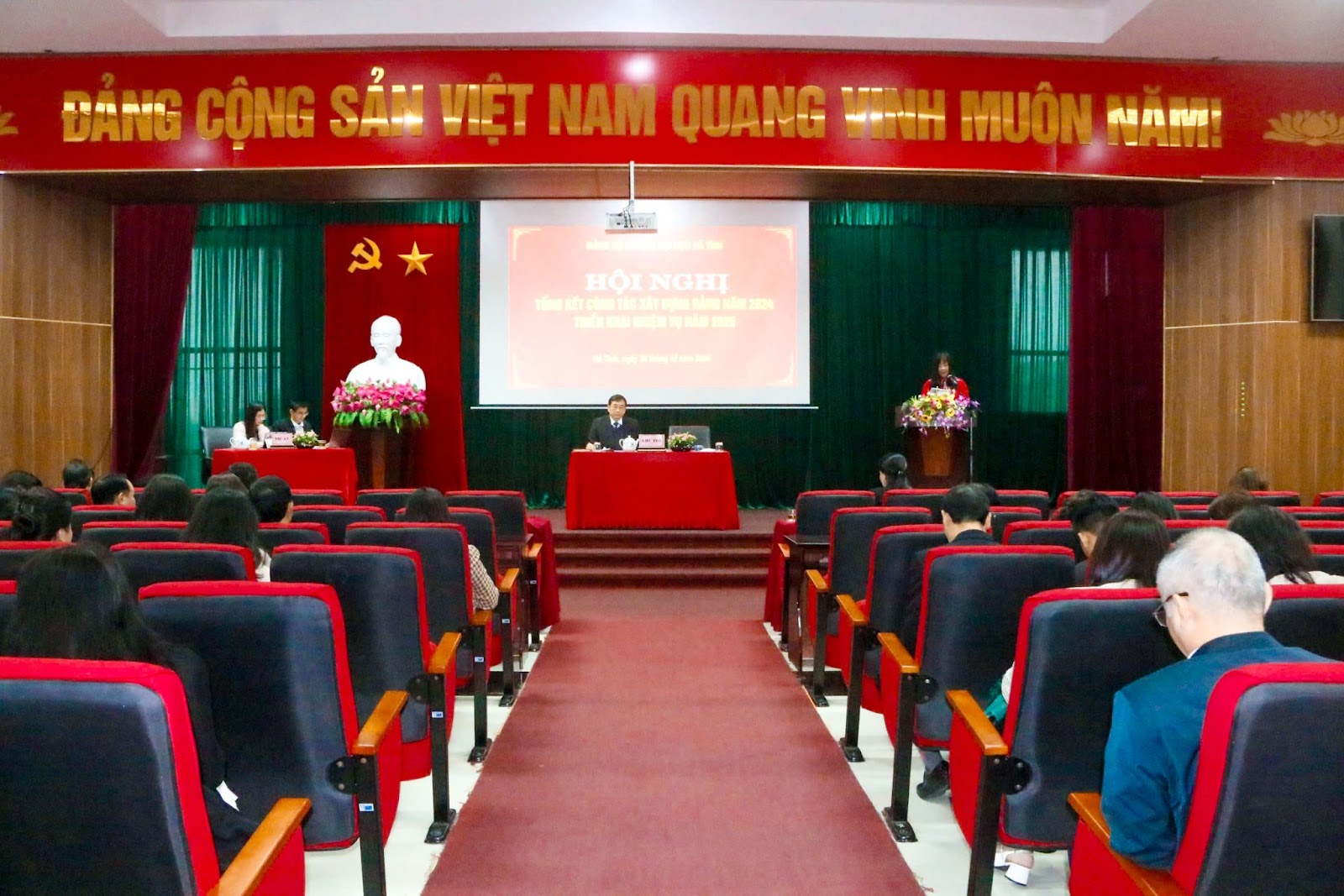 Trường Đại học Hà Tĩnh tổ chức Hội nghị tổng kết công tác xây dựng Đảng năm 2024 và triển khai nhiệm vụ năm 2025