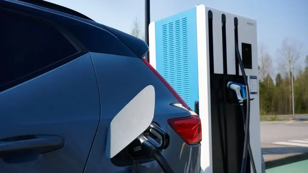 E-Auto lädt an Ladestation