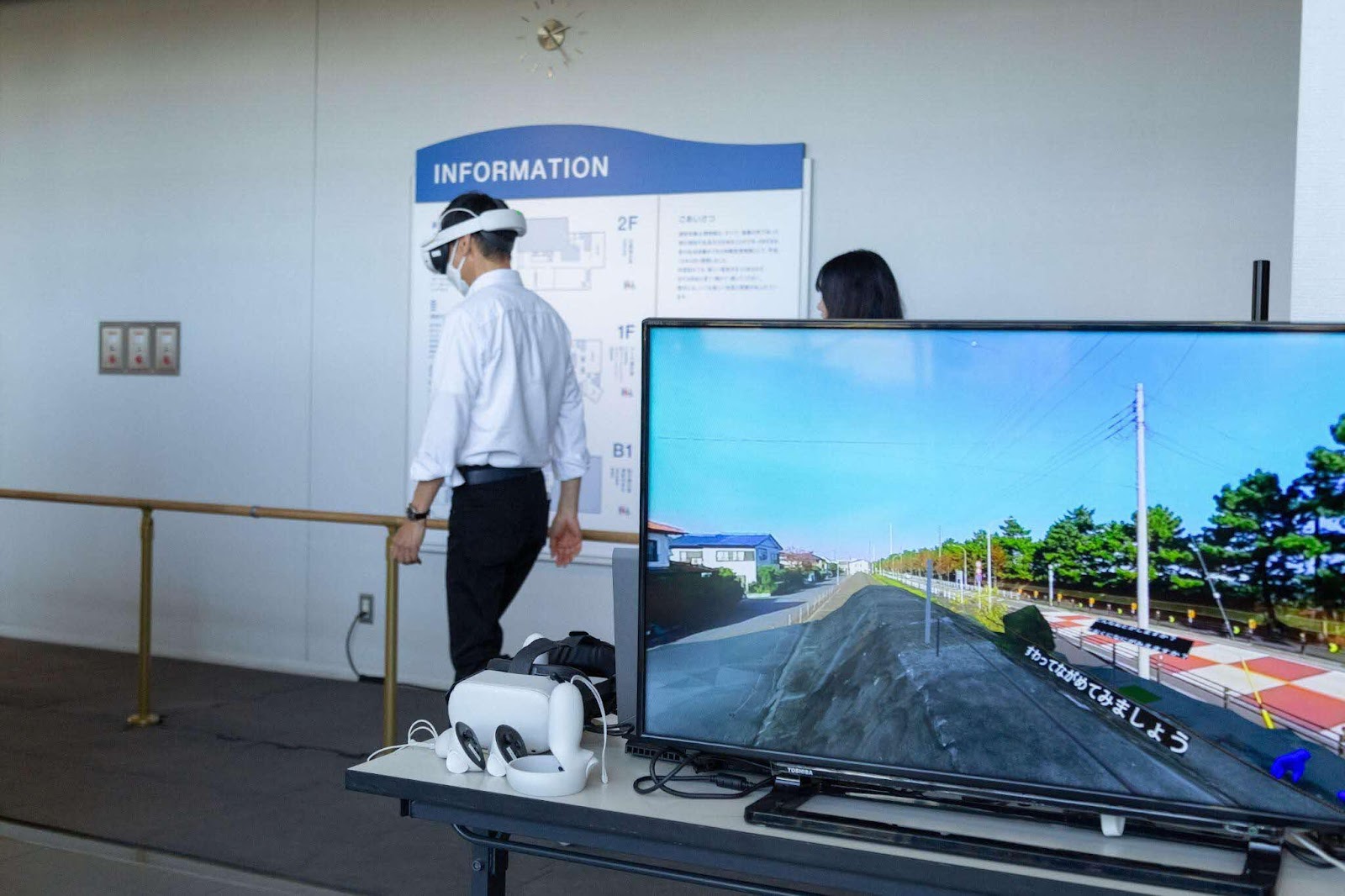 複数人がVR空間に同時に入り、手すりを辿りながら進むことでVR空間を実際に歩行しながら移動できる