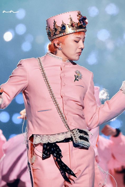 This contains an image of BIGBANG's G-Dragon on a pink suit and crown on stage