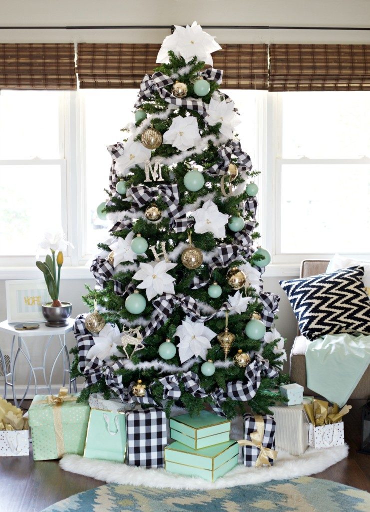 Plaid and Green Christmas Tree Decor