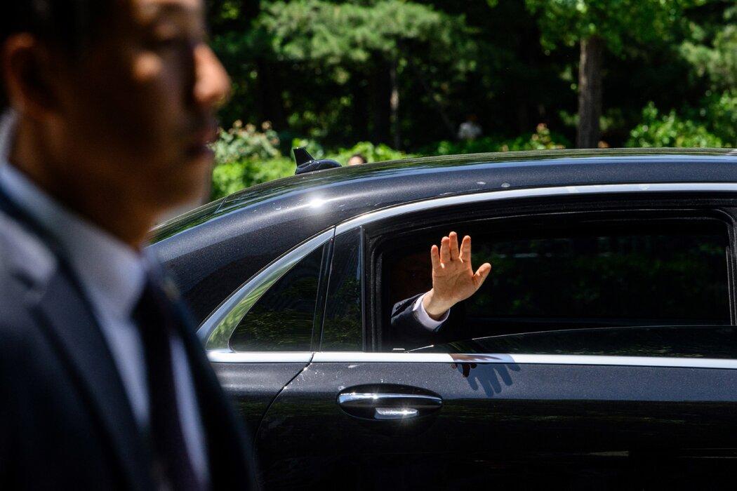 周三,在举行就职典礼后,李在明从国会前往总统办公室。