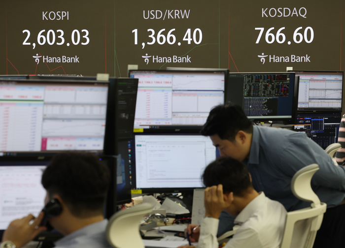 16일 오전 서울 중구 하나은행 딜링룸 현황판에 코스피 및 코스닥 지수가 표시돼있다. [사진 출처 = 연합뉴스]