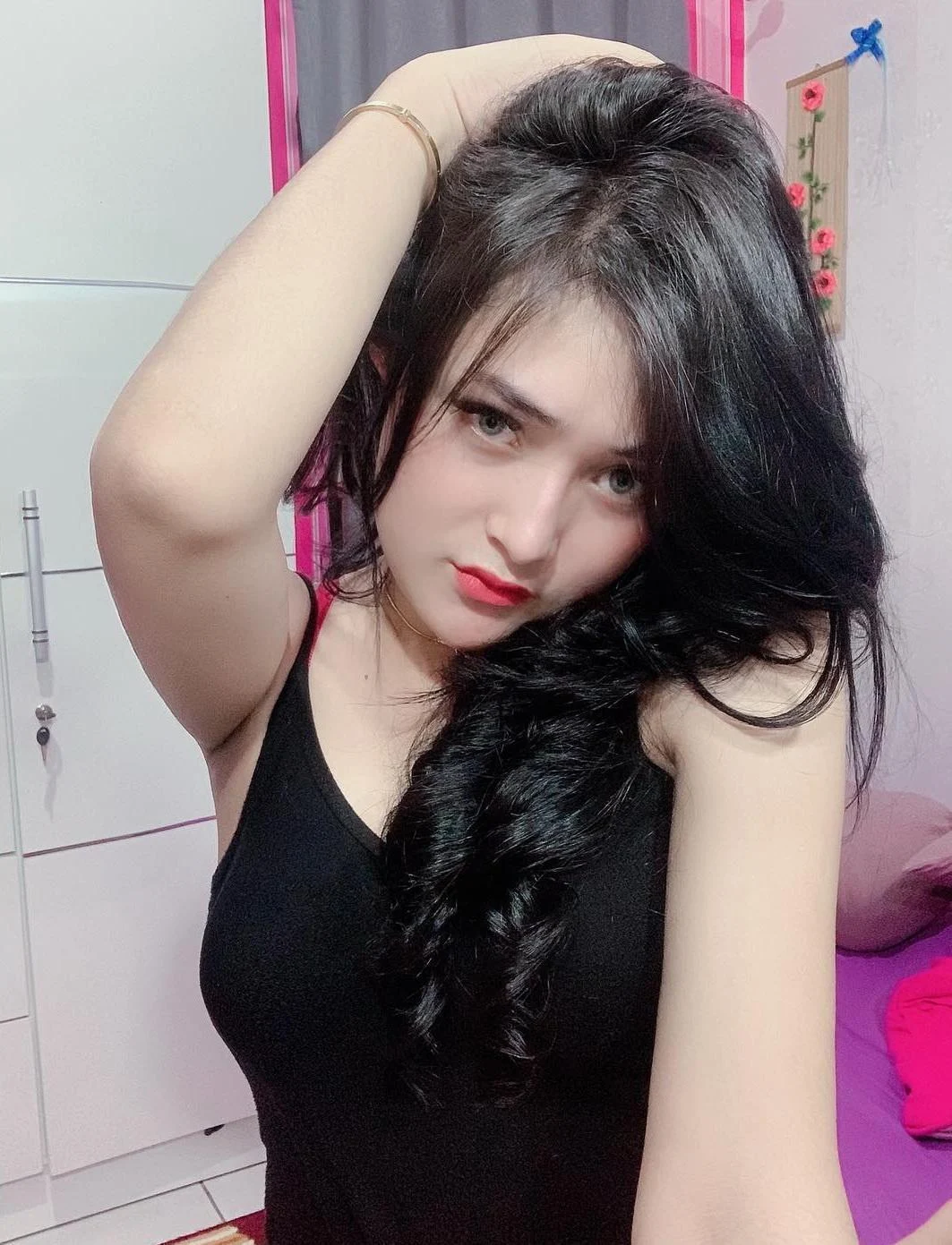 Cewek Menggemaskan dengan Tatapan Penuh Harapan, cewek menggemaskan, tatapan polos, gadis imut