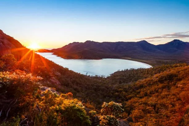 18 Scenic Trails Captured in Nature’s Light, trails in nature, hiking landscapes, nature, forest, landscape, forest paths, scenic roads