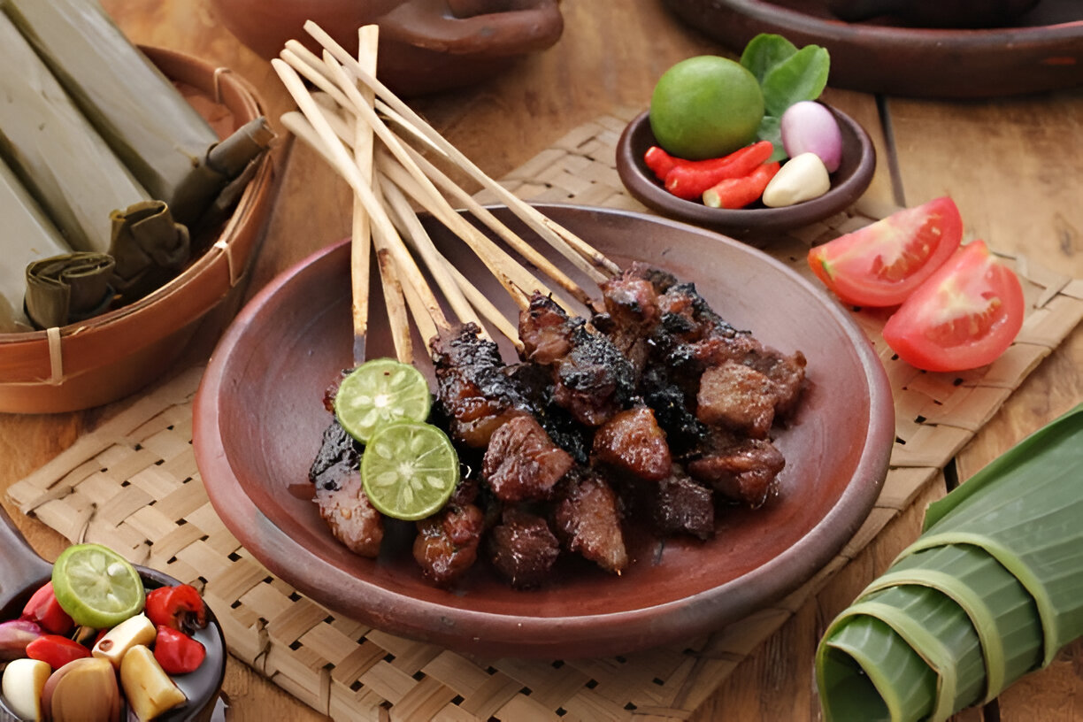 Sate yang disajikan dengan sambal kecap manis.