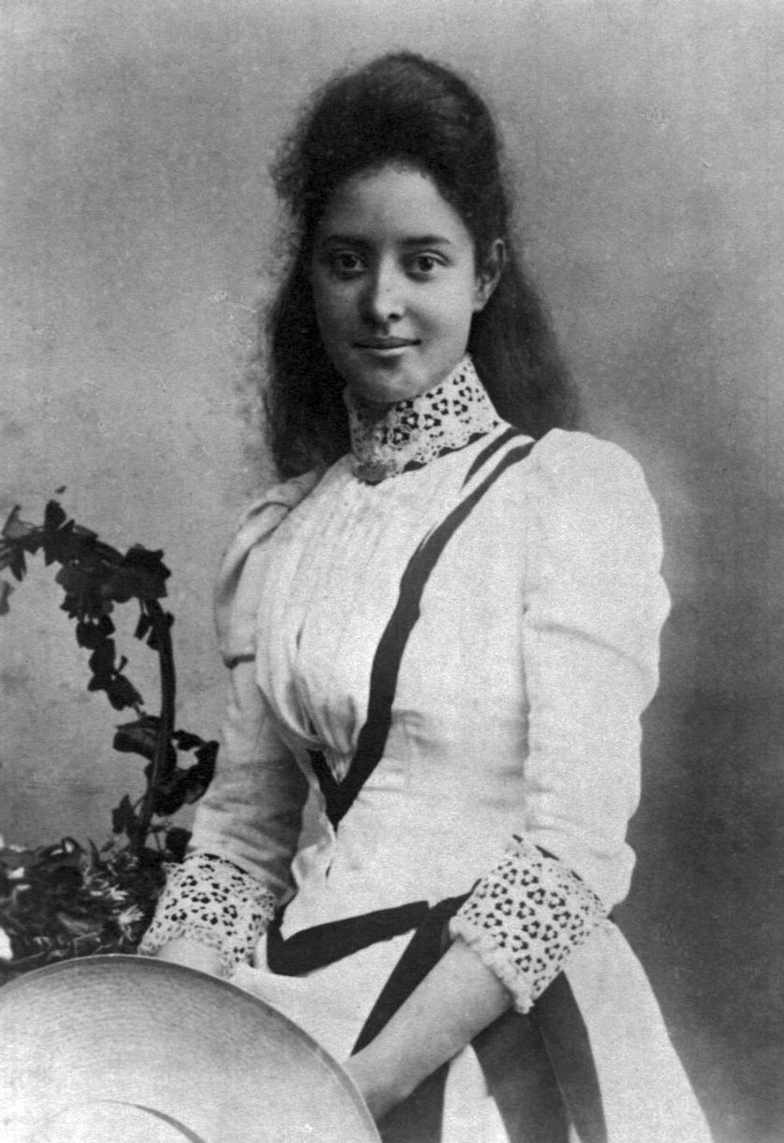 Ka‘iulani at age 17 as a student in England, photographer unknown.