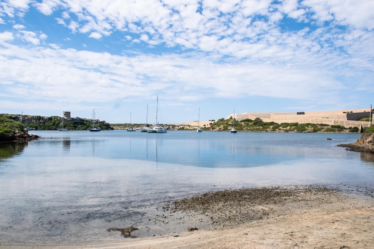 Un lago en medio de la playa

Descripción generada automáticamente