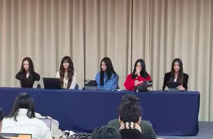 This contains an image of NewJeans group members during the press conference