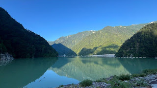 山と湖の風景

自動的に生成された説明