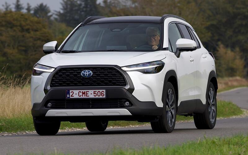 A white car on a road

Description automatically generated