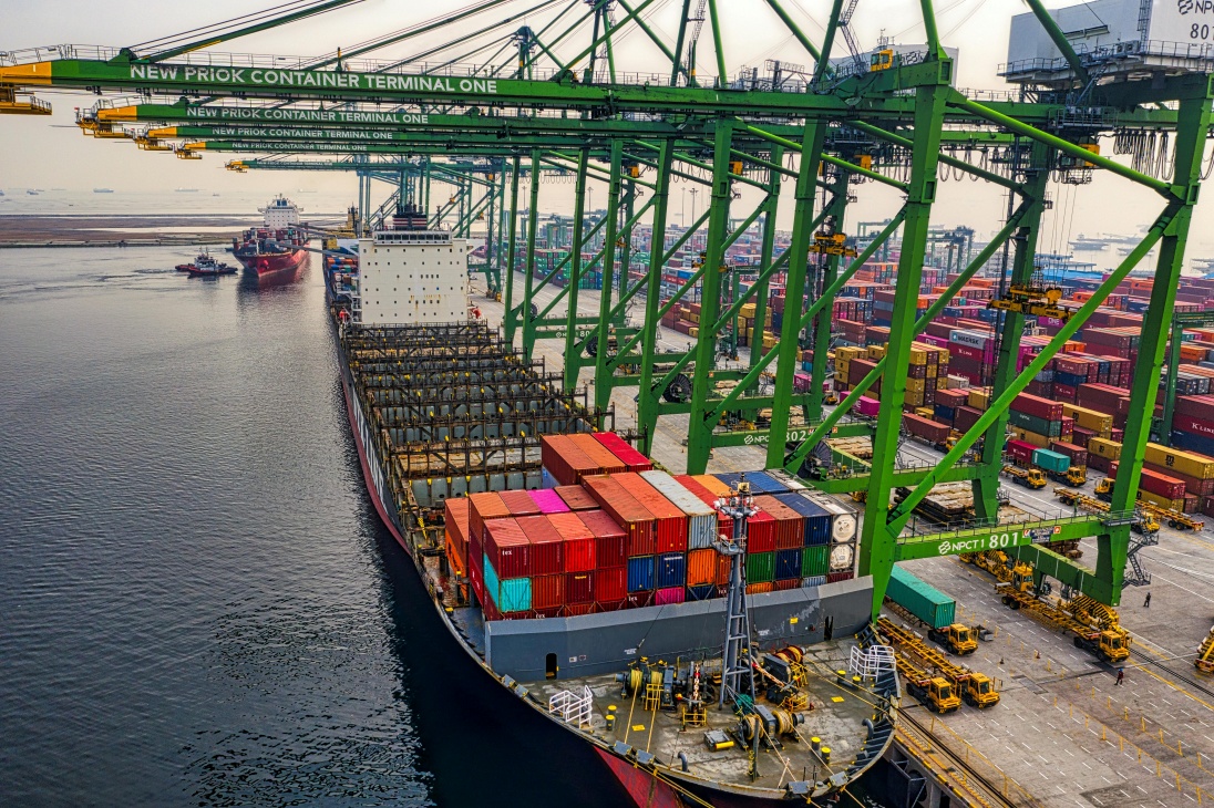 loading container dalam bisnis logistik