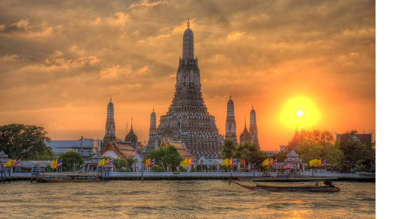 Wat Arun đỏ rực trong ánh hoàng hôn. 