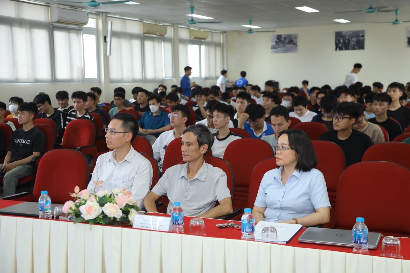 A group of people sitting in a room

AI-generated content may be incorrect.