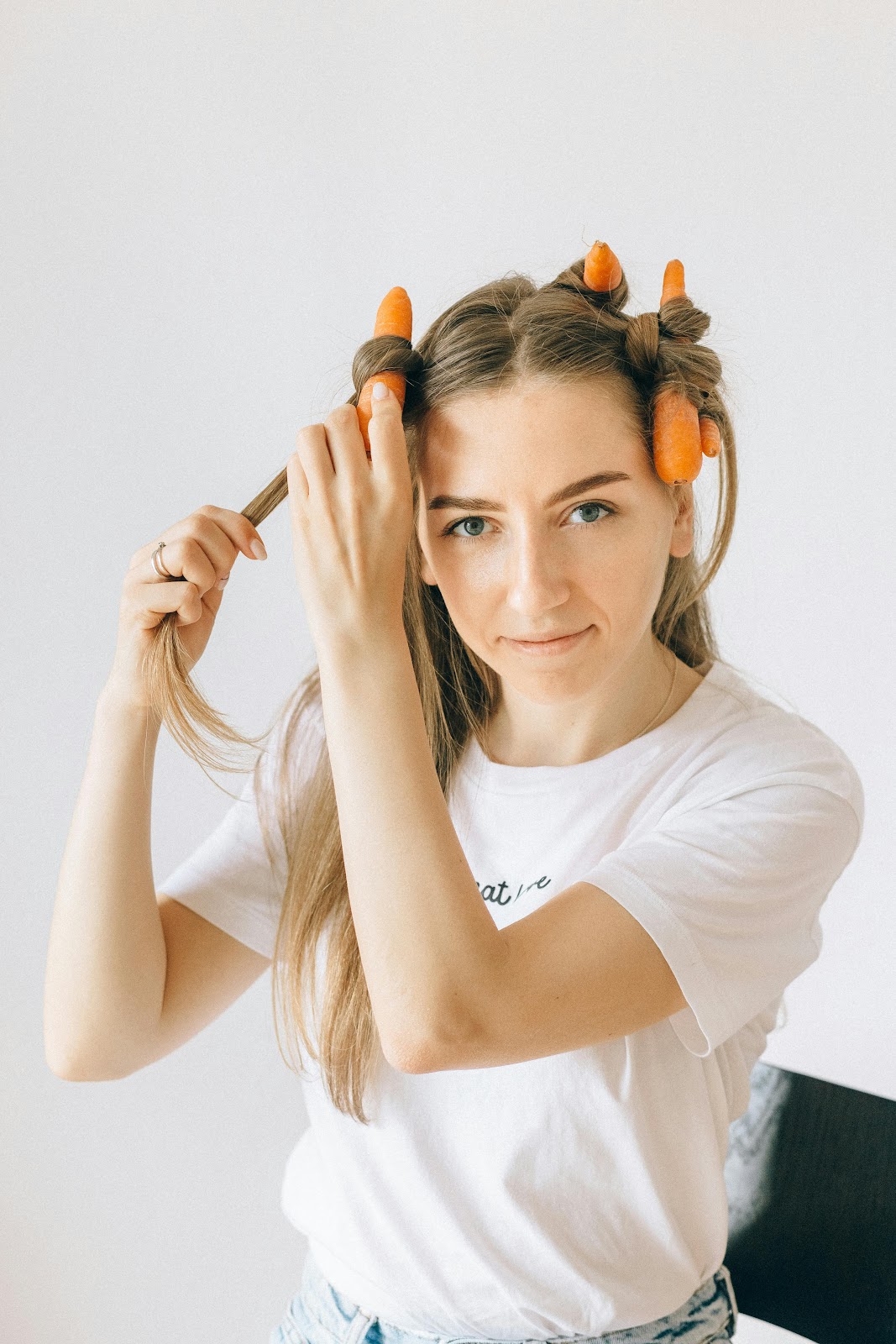 Una mujer seccionando su cabello en diferentes partes