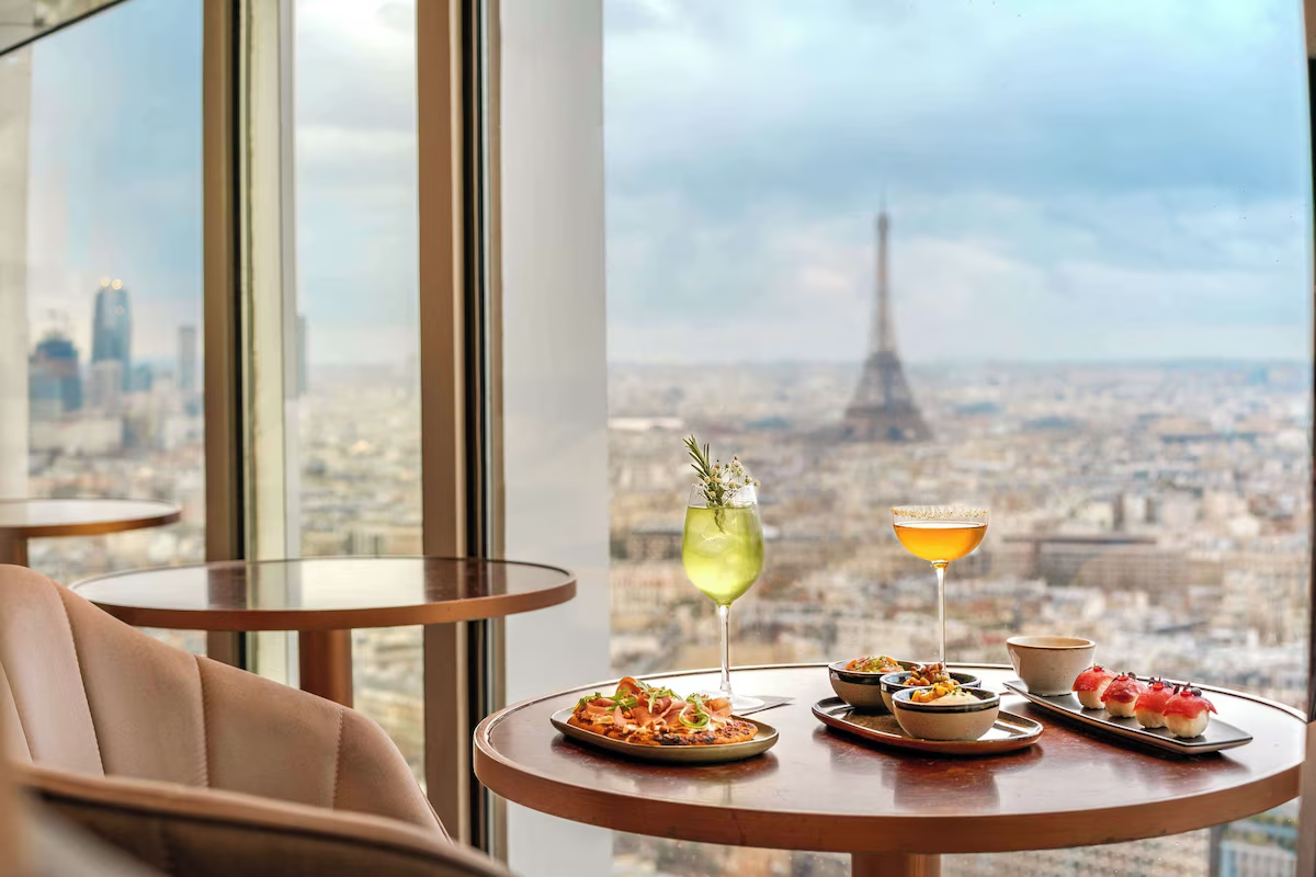 Cocktail bar at The Hyatt Regency Paris Étoile Club Lounge