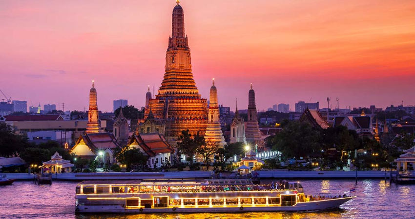 Thuyền du lịch trên dòng sông Chao Phraya rực rỡ ánh đèn